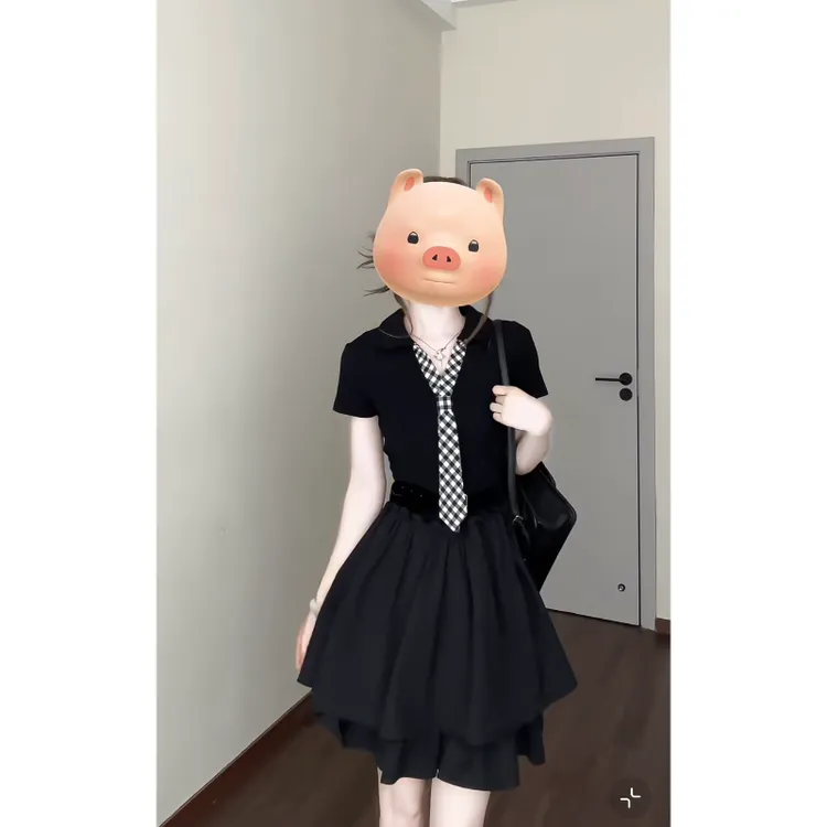 大码胖MM黑色连衣裙夏季新款学院风格纹领带收腰显瘦洋气小黑裙