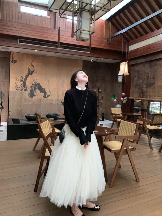 2025早秋新款韩系松弛感穿搭黑色针织上衣蓬蓬半身裙显瘦两件套女