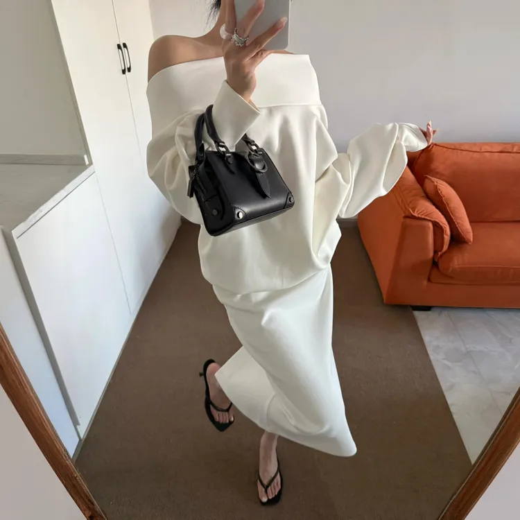 简约通勤休闲风时尚套装女2025秋季小众白色一字肩卫衣半裙两件套