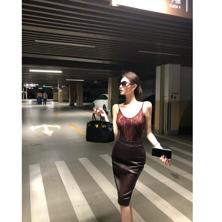 重工连体气质御姐风性感纯欲蕾丝网纱露背吊带上衣半身皮裙两件套