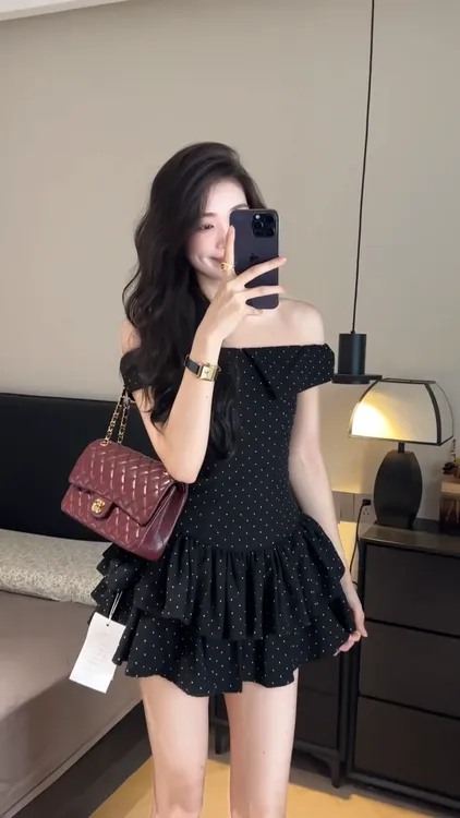 黑色波点一字肩连衣裙2025夏季气质高级感独特漂亮法式收腰短裙