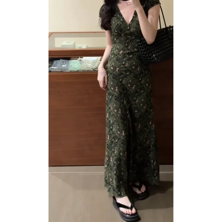 法式优雅气质V领墨绿色碎花连衣裙夏季新款女复古收腰包臀长裙子