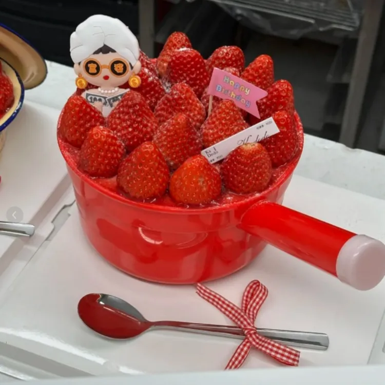 立冬的第一个草莓蛋糕水勺蛋糕红色水瓢同城制作配送男女朋友闺蜜