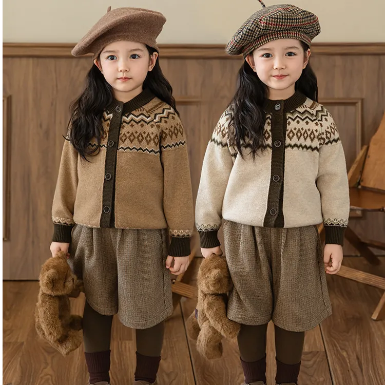 女童复古英伦几何提花毛衣开衫2025秋冬罗纹织边洋气插肩上衣