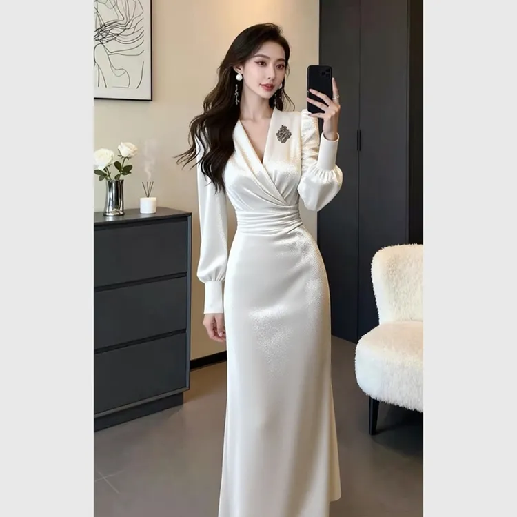 白色丝绒连衣裙女秋冬新款轻奢高端巨好看独特漂亮掐腰宴会长裙子