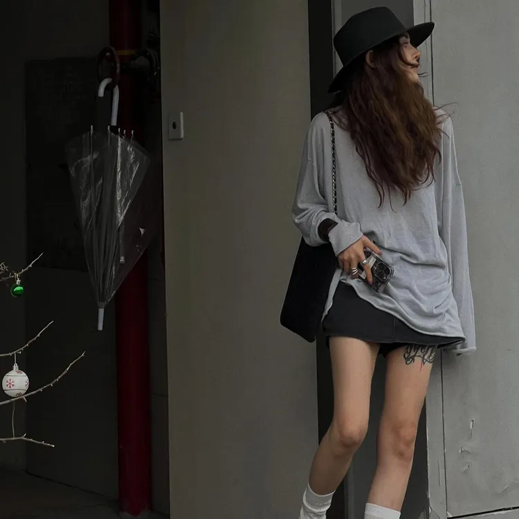 韩系穿搭灰色慵懒松弛感宽松上衣女夏季薄款外搭罩衫正肩长袖t恤