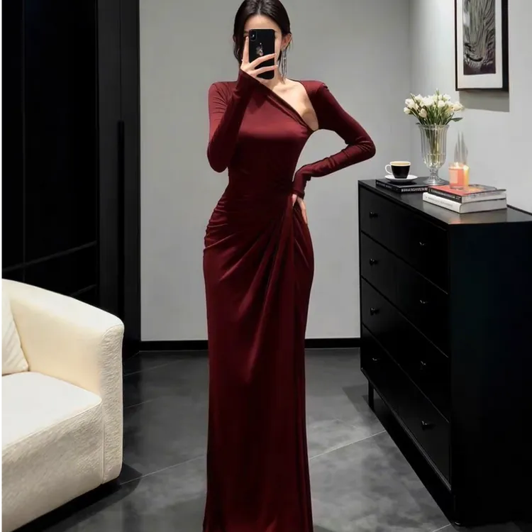 御姐感斜肩长袖开叉红色连衣裙女秋冬新款修身显瘦气质包臀长裙