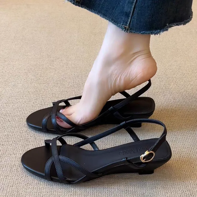 不累脚罗马凉鞋女夏季时装配裙子2025新款坡跟气质后绊带通勤女鞋