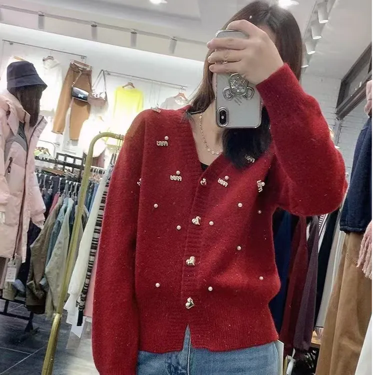 实体店精选爱心扣针织衫