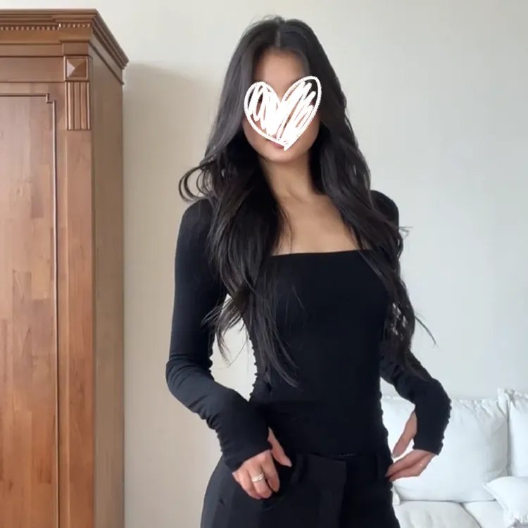 2025秋季新款设计感方领长袖T恤正肩辣妹修身显瘦百搭纯欲女上衣