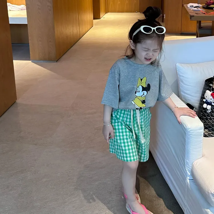 小惜亦2025女童夏装套装灰色卡通T恤绿格子休闲短裤韩版洋气套装