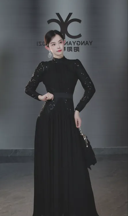 105294小众设计师品牌重工亮片连衣裙收腰显瘦轻奢高级感法式长裙