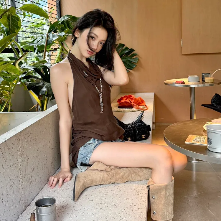 设计感荡领挂脖背心女上衣夏季2025新款高腰显瘦牛仔短裤子两件套