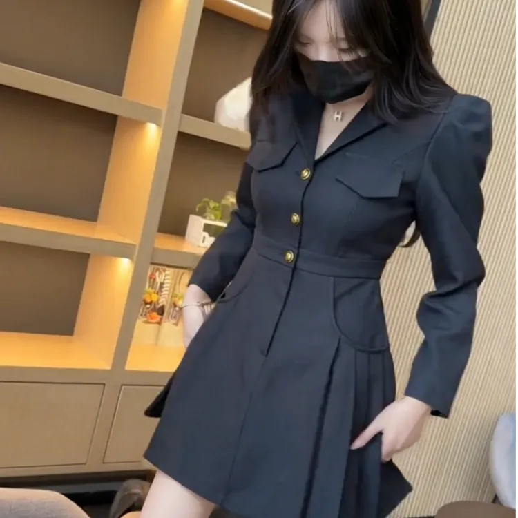 法式轻奢高级感收腰性感连衣裙女2025春秋新款V领显瘦修身A字裙子