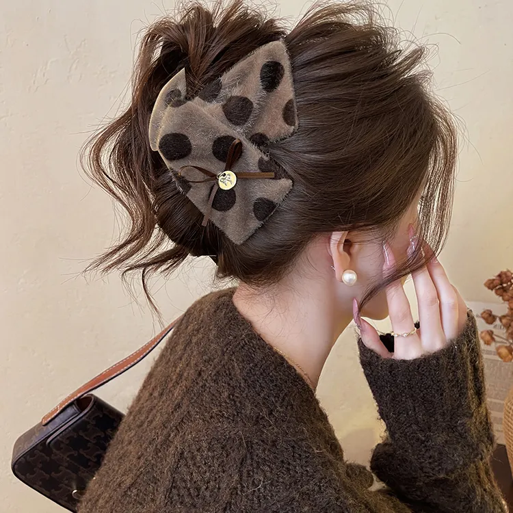奶咖慕斯~三角抓夹女波点毛绒鲨鱼夹2025新款大号盘发夹秋冬发饰 