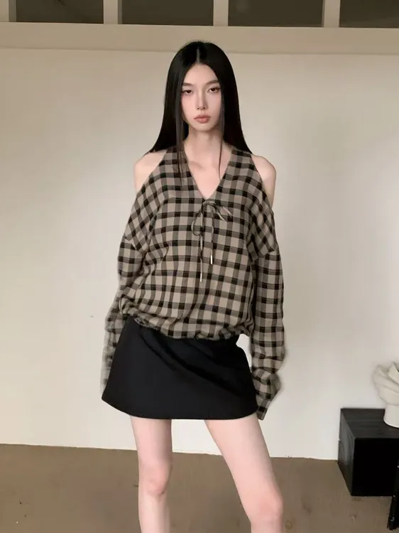MOONSEE 挂脖露肩格纹长袖T恤女秋季复古设计感V领松弛衬衫上衣