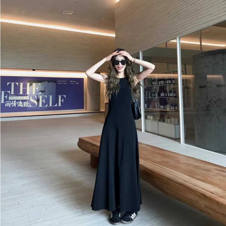 黑色赫本风圆领针织背心连衣裙女2025夏季设计感收腰显瘦气质长裙
