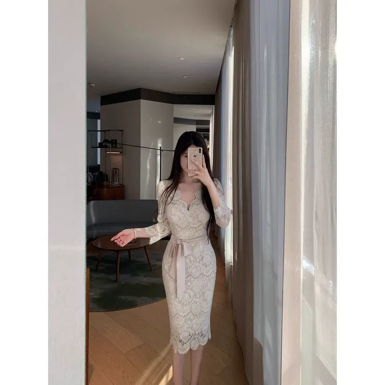 轻熟纯欲风v领长袖连衣裙女秋季绑带修身中长款收腰蕾丝包臀裙子