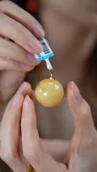18K金镶嵌颈饰琥珀蜜蜡圆珠吊坠