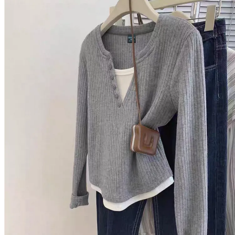 9223#灰色假两件v领女秋冬季正肩内搭打底衫2025新款排扣上衣