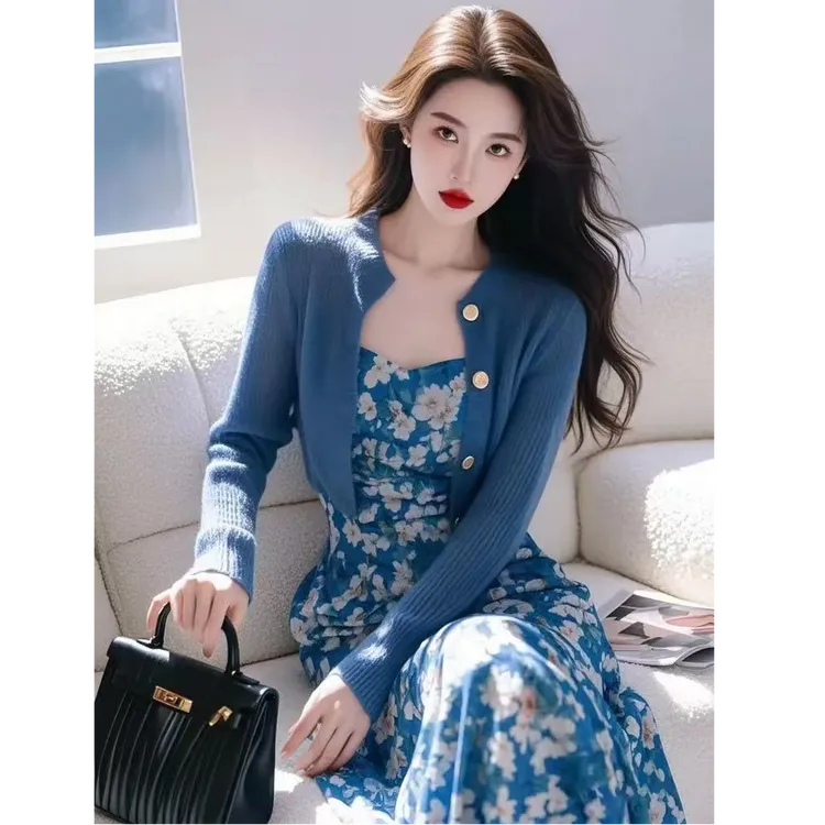 2025超火春高级感小香风减龄蓝色针织开衫蓝碎花吊带裙叠穿两件套