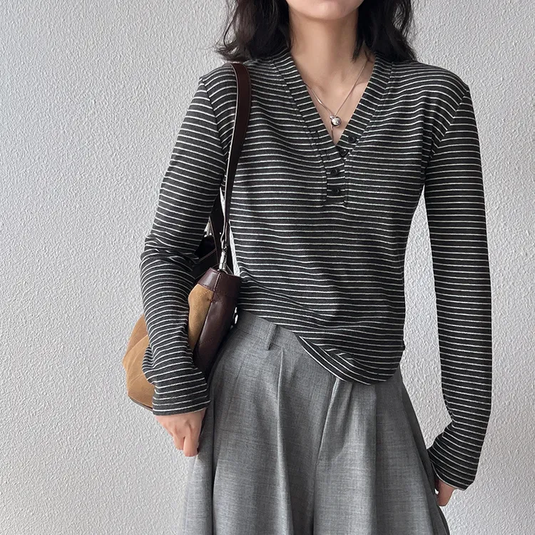 磨毛螺纹纽扣V领小衫女2025秋冬新款加绒加厚内搭打底衫