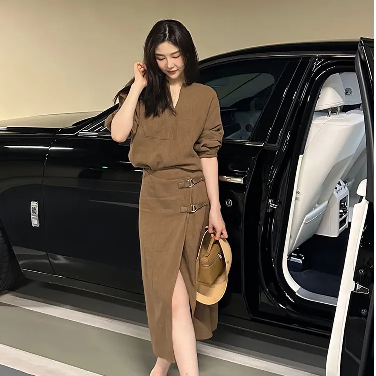 轻奢风时尚高级感穿搭女2025年初秋独特漂亮咖色上衣半身裙两件套