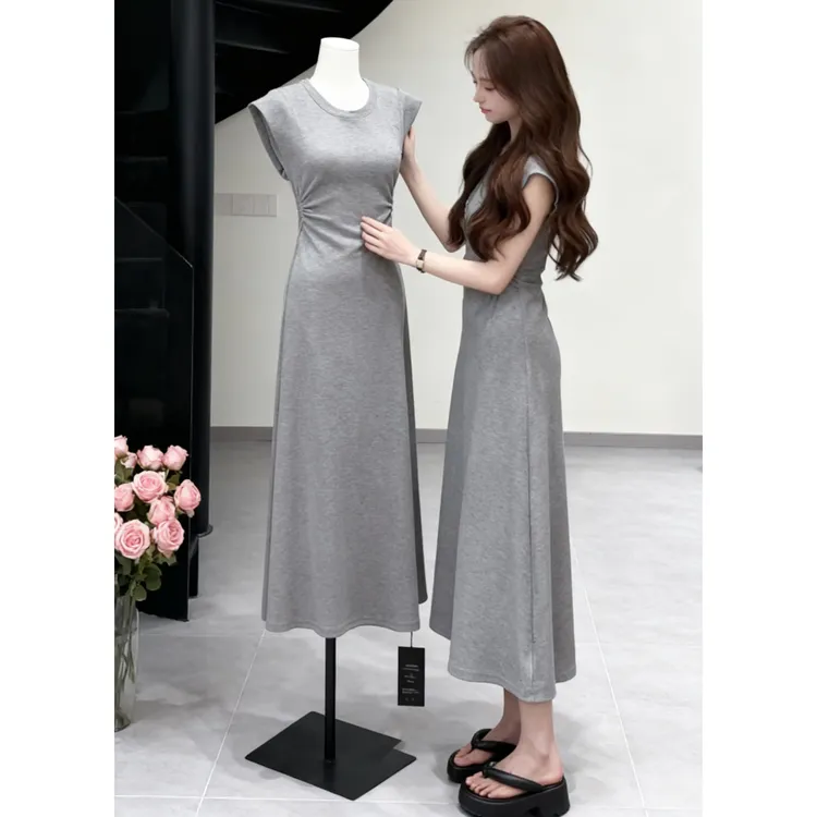 今年流行穿搭一整套2025新款设计感小飞袖褶皱收腰宽松显瘦连衣裙