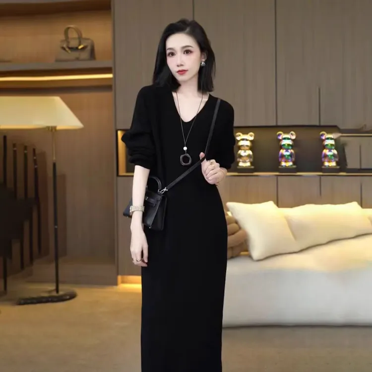 大码V领洋气百搭松弛感2025秋冬新款气质轻奢慵懒风女毛衣连衣裙