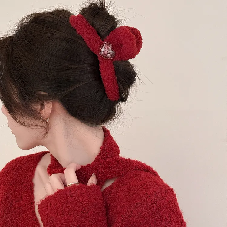 安可拉红色羊羔毛绒爱心大号抓夹女后脑勺发夹高级感鲨鱼夹发饰品