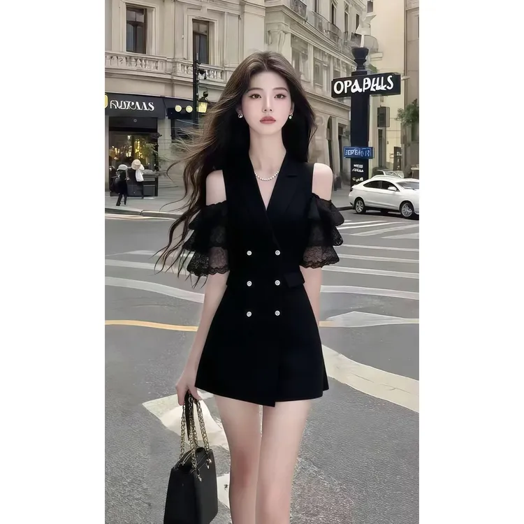 新款时尚轻奢温柔知性风黑色V领露肩收腰设计感连衣裙女小众显瘦