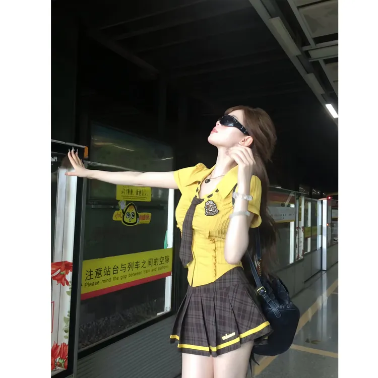 2025夏季学院风新款小众设计感短袖衬衫时尚性感上衣格子半裙两件