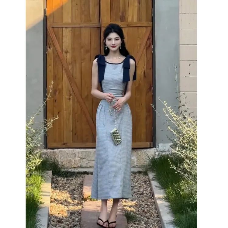 2025夏季新款时尚甜美减龄无袖条纹今年流行爆款连衣裙设计感裙子
