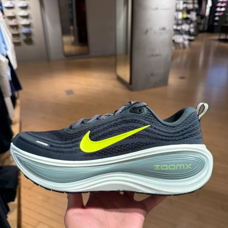 NIKE/耐克官方正品 VOMERO PLUS 男子运动跑步鞋 HV8150-300
