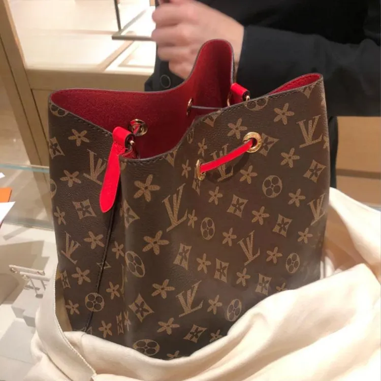 单肩斜挎包包香港品牌2025新款轻奢老花百搭女包时尚单肩斜挎包流行抽带水桶包