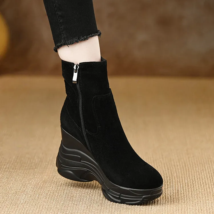 9cm轻便厚底松糕坡跟短靴女秋冬新款小个子增高不累脚圆头马丁靴