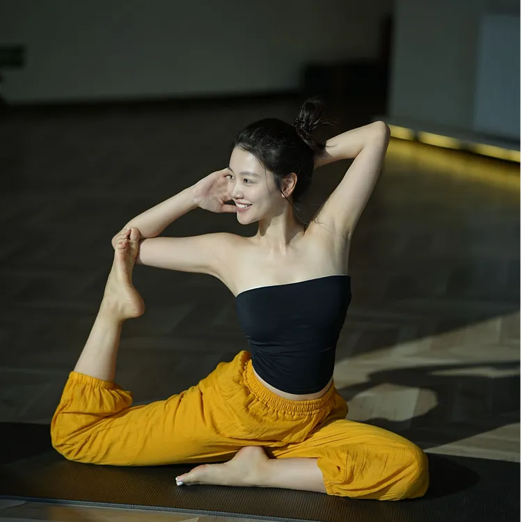 [运动伴侣-侧边褶皱裸感防滑抹胸]瑜伽运动健身普拉提裹胸美背