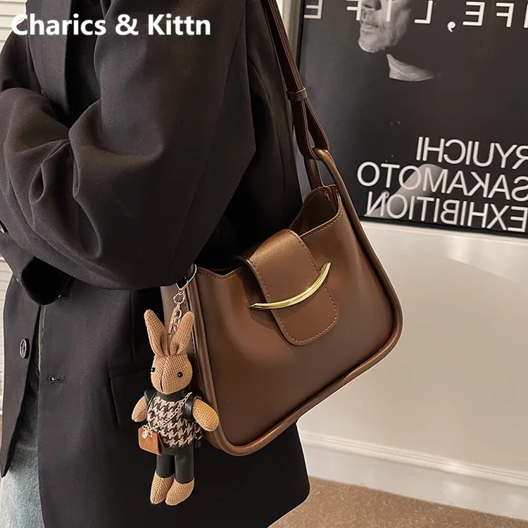 Charics&Kittn今年流行包包女2025新款秋冬高级感小众真皮斜挎包