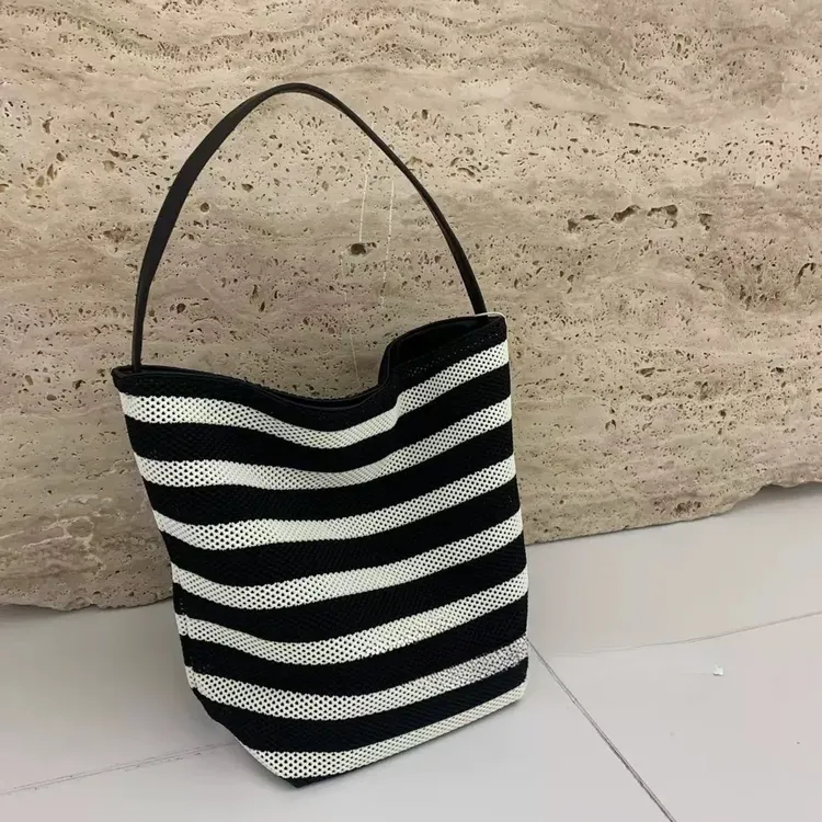 黑白条纹水桶包包女大容量大包休闲度假沙滩包百搭手提单肩托特包