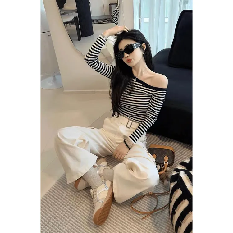 2025秋夏新款斜肩设计感条纹T恤上衣女时尚高腰白色直筒裤配腰带