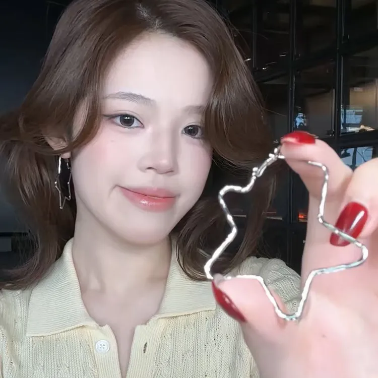 合金耳饰 显脸小星星纹理感大号耳圈清冷感耳饰个性小众独特时尚商品图