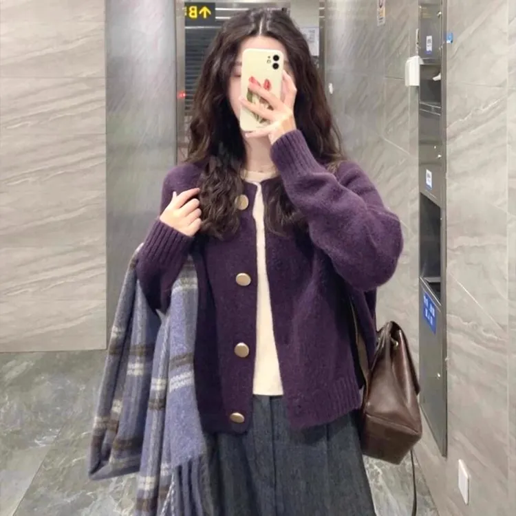 紫色大金扣圆领针织毛衣女2025年春秋新款休闲百搭超显白开衫上衣