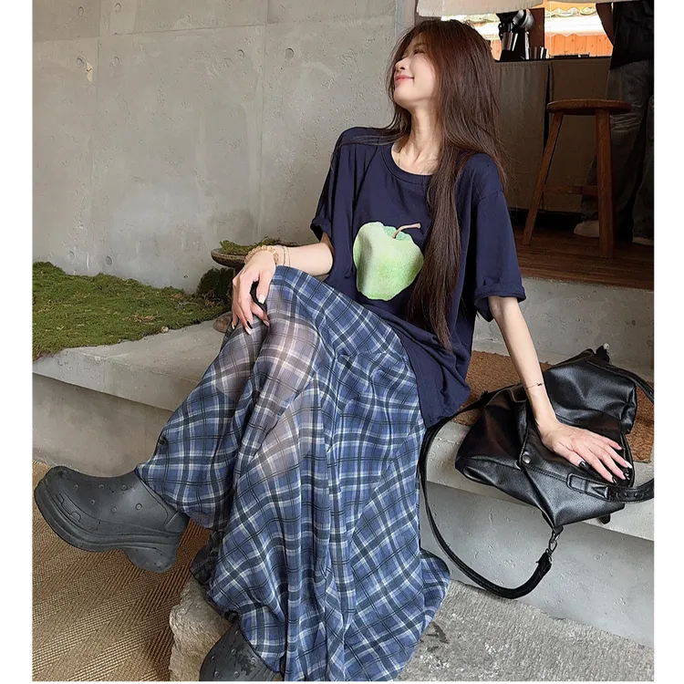 胖MM巨好看的夏日松弛感穿搭苹果印花短袖T恤格纹半身裙休闲套装