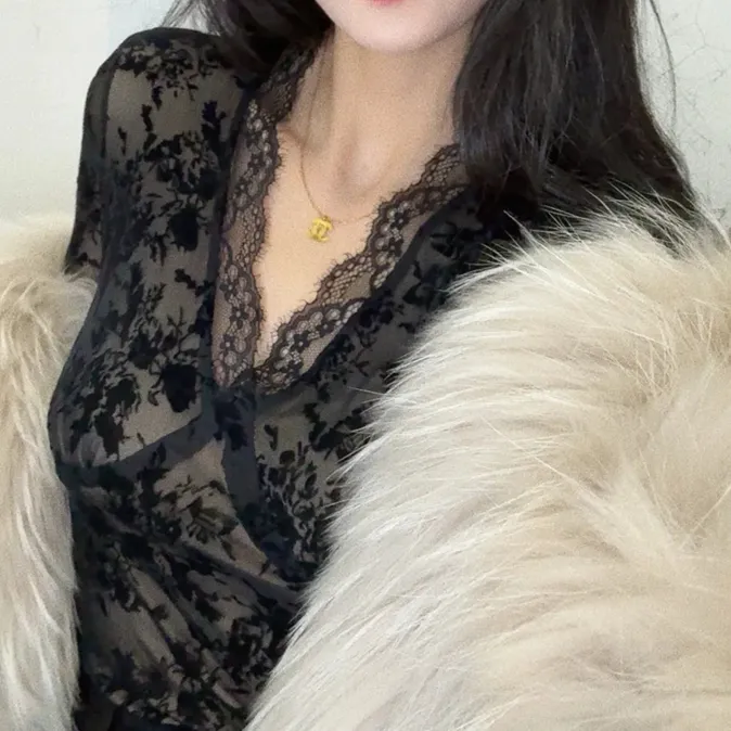 轻熟风性感V领蕾丝花边打底衫2025秋冬时尚气质修身显瘦内搭上衣