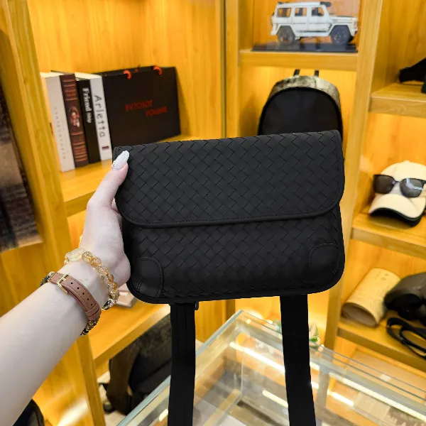 BVZOSOT VOLUME【爆款】头层胎牛皮纯手工编织邮差翻盖包