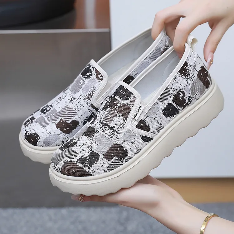 2025秋季新款拼色一脚蹬时尚休闲鞋平底防滑妈妈鞋舒适老北京布鞋