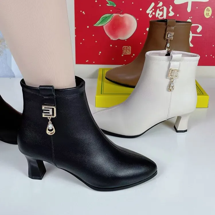 2025新款四公分尖头细跟女防滑保暖时尚秋冬短靴低跟冬季女靴靴子