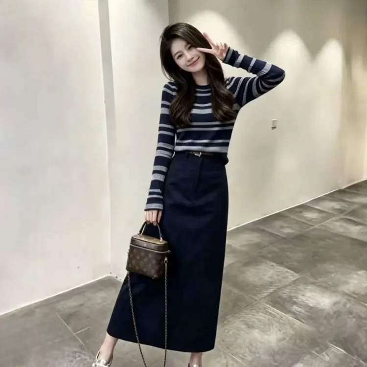 2026新款减龄独特绝美条纹针织上衣高腰显瘦半身长裙套装