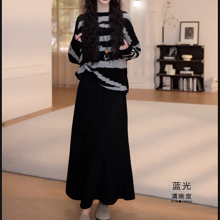 春夏百搭斑马细闪条纹长袖针织上衣+纯色毛织半身裙套装LK2505633