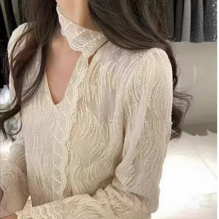 法式重工刺绣镂空蕾丝挂脖V领女春装2025纯欲风洋气减龄上衣
